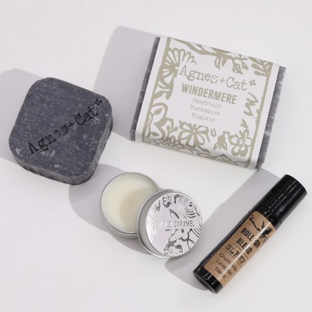 Conjunto de Presente de Bem-Estar Agnes & Cat Lake Breeze - Sabonete Artesanal, Shampoo Sólido, Bálsamo Labial e Óleo Roll-on