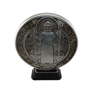 Estatueta em resina representando uma medalha de São Bento, 23 cm