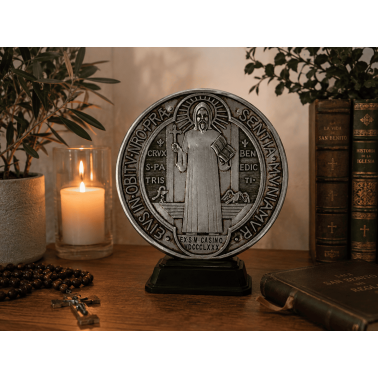 Figurine en résine d'une médaille de saint Benoît, 23 cm