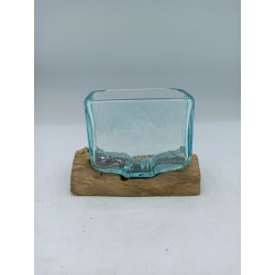 Tanque de vidrio fundido sobre madera con...